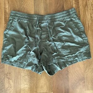 Gap shorts in size L